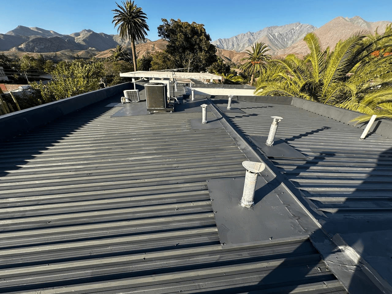 Mantención e impermeabilización de cubierta zinc PV4 ejecutada por E.K. PROCONS en Fiscalía Local de Vicuña