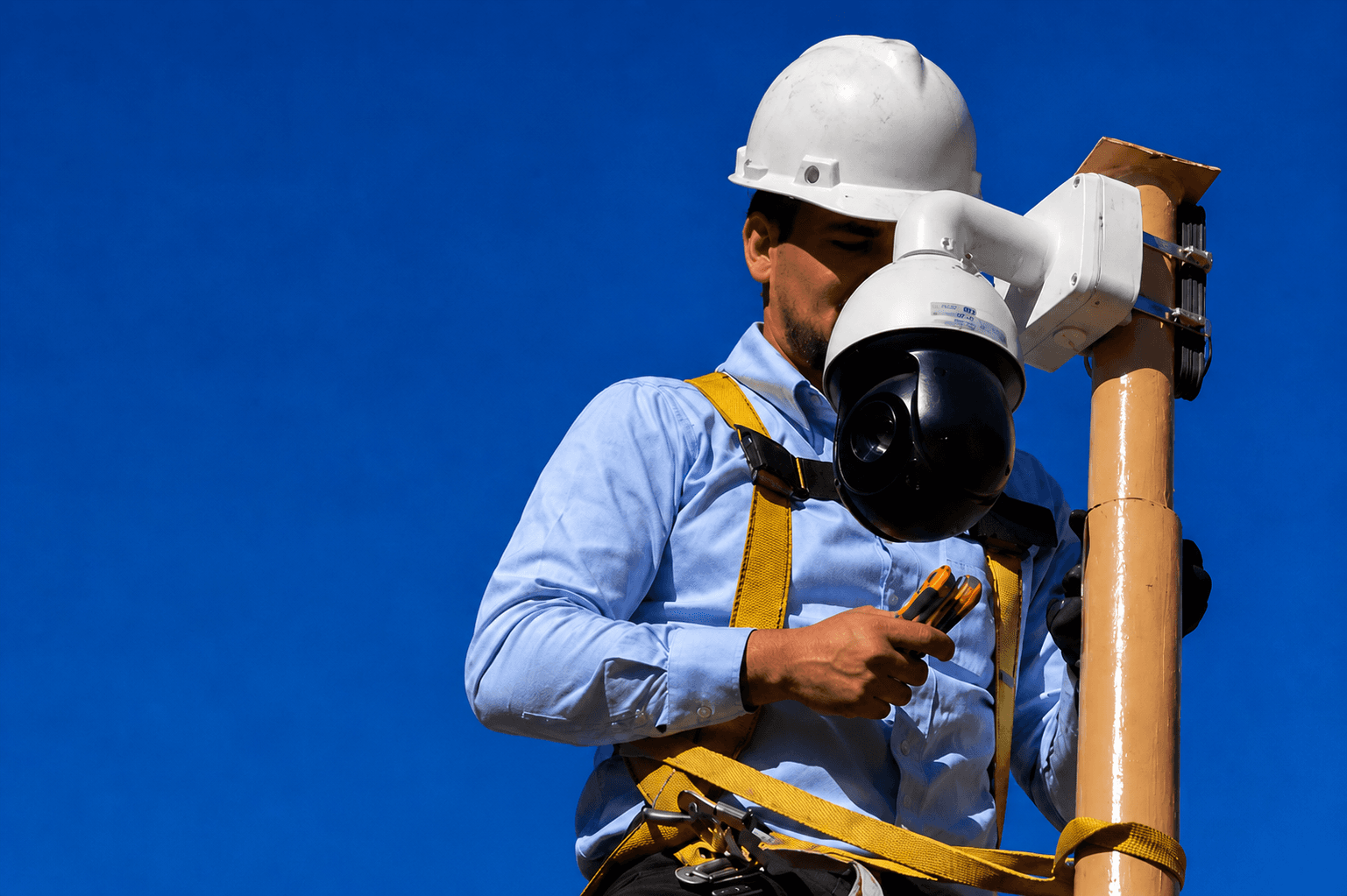 Técnico instalando cámara de seguridad E.K. PROCONS